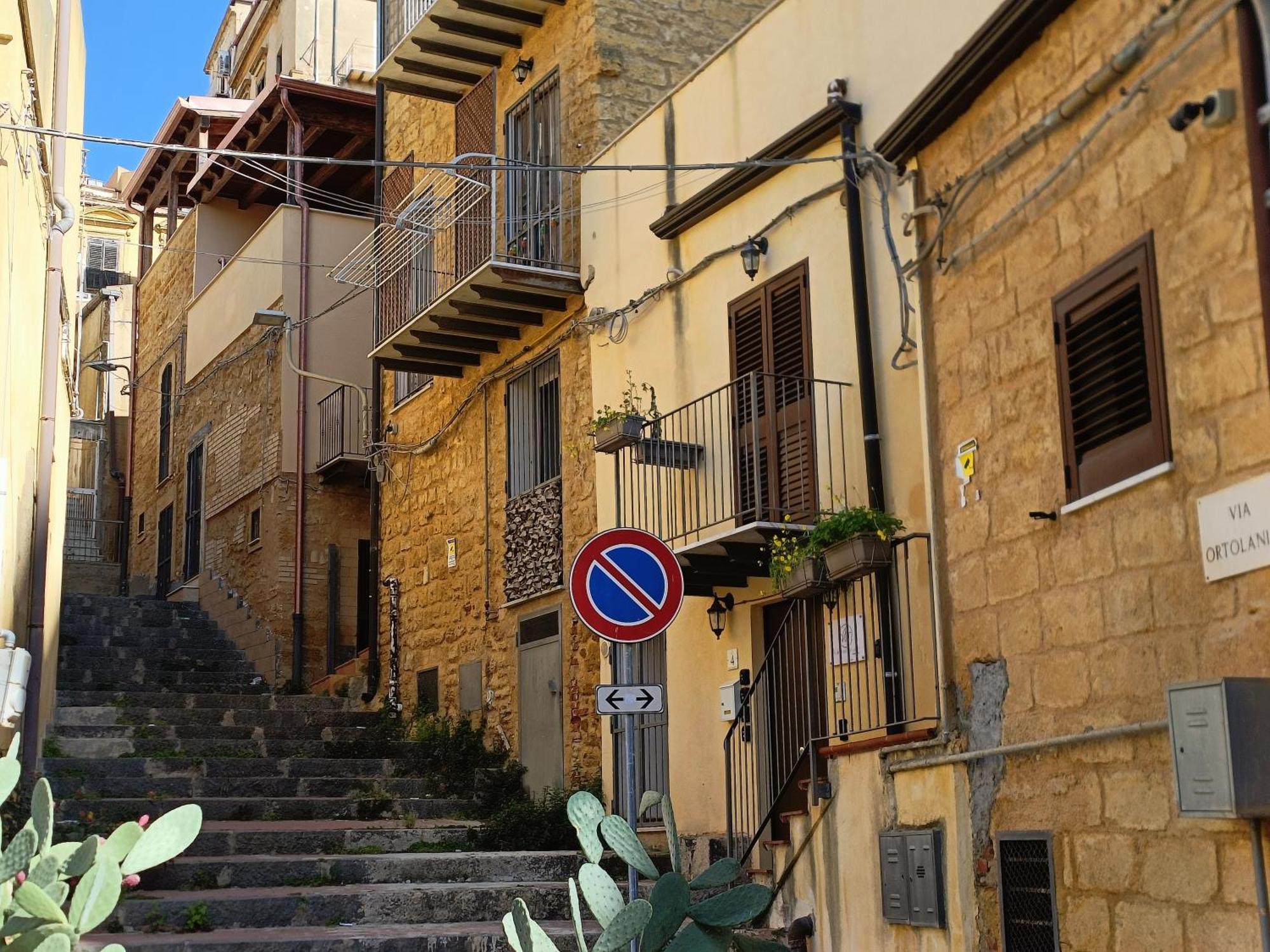 A Due Passi Dal Centro Sweet Rooms Agrigento Kültér fotó